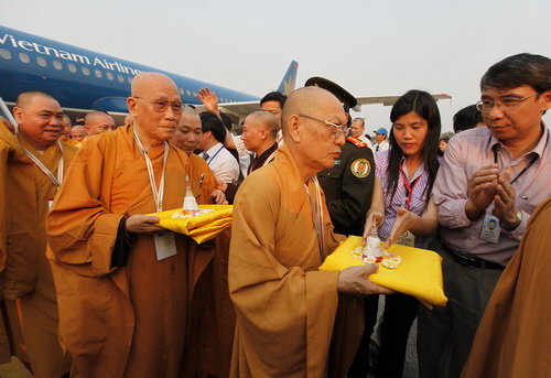 Việt Nam đón ngọc xá lợi Phật từ Ấn Độ